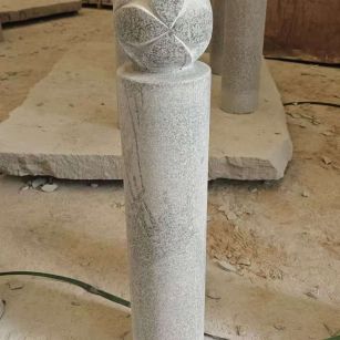 吴忠 芝麻白花岗岩石材挡车石柱、停车柱、圆柱挡车柱、方柱挡车柱等