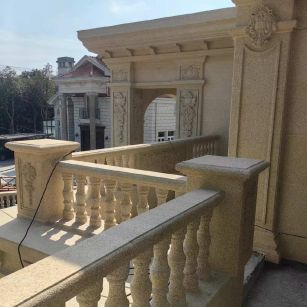 吴忠 黄金麻别墅外墙干挂雕花配合阳台栏杆花瓶柱