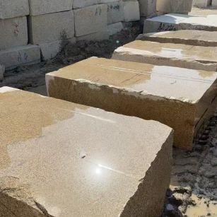 吴忠 黄金麻方料堆场洗料分选中，原材料充足