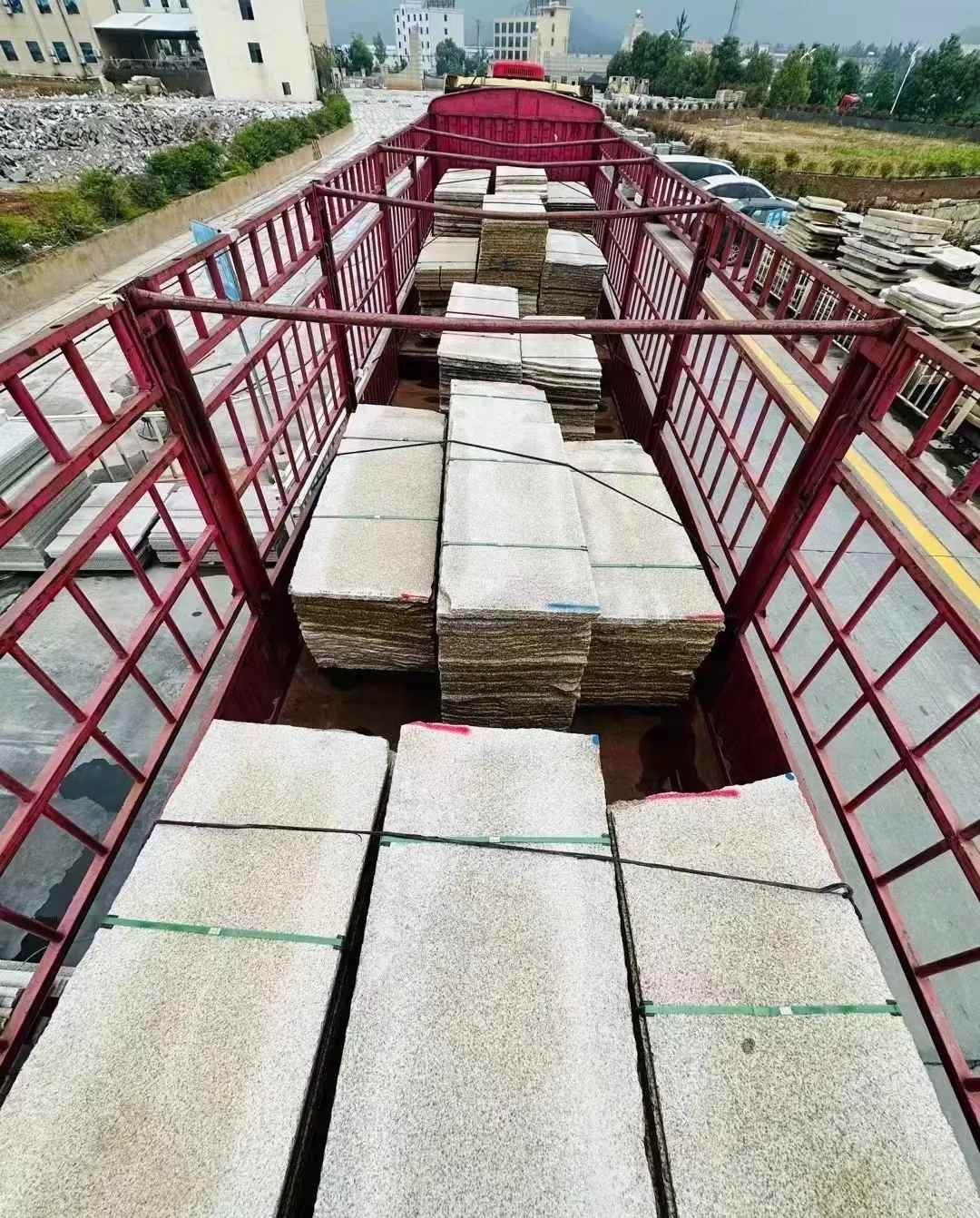 吴忠 黄金麻花岗岩荔枝面，光面毛板装车完成