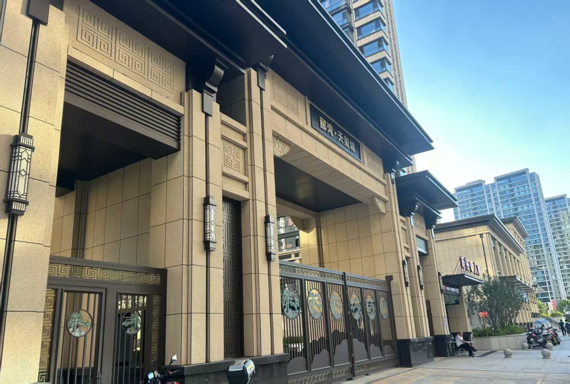 吴忠 黄金麻花岗岩荔枝面小区门楼外墙干挂