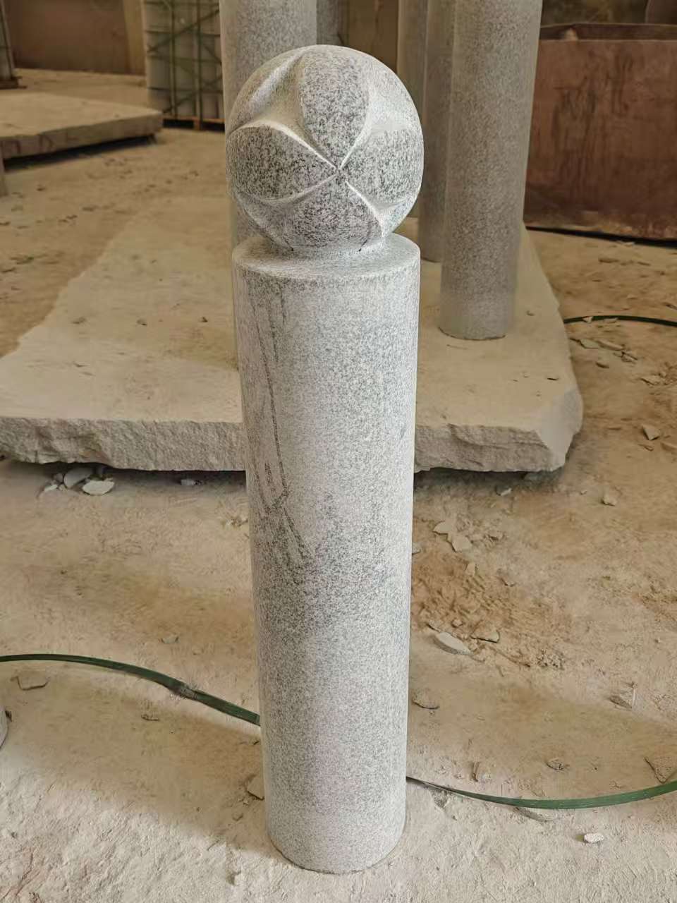 吴忠 芝麻白花岗岩石材挡车石柱、停车柱、圆柱挡车柱、方柱挡车柱等