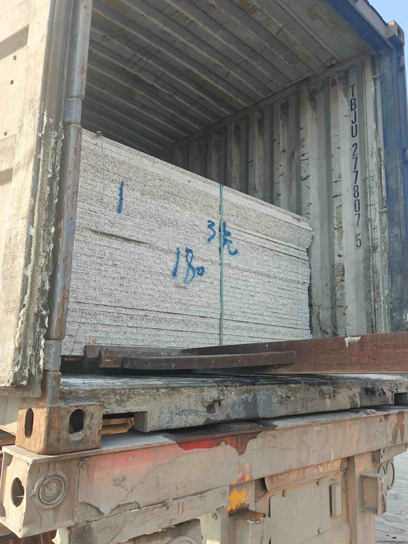 吴忠 芝麻白花岗岩石材3.0公分光面毛板装柜出货