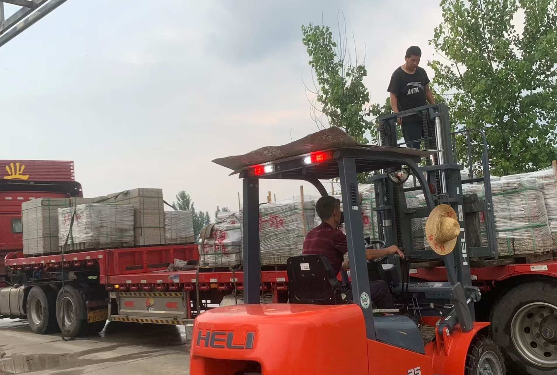 吴忠 黄金麻冰裂纹，地铺石装车