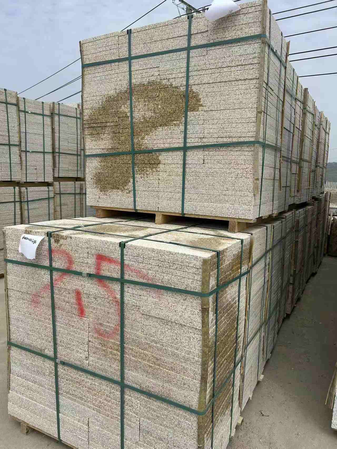 吴忠 黄金麻花岗岩石材荔枝面地铺石2.5*300*600