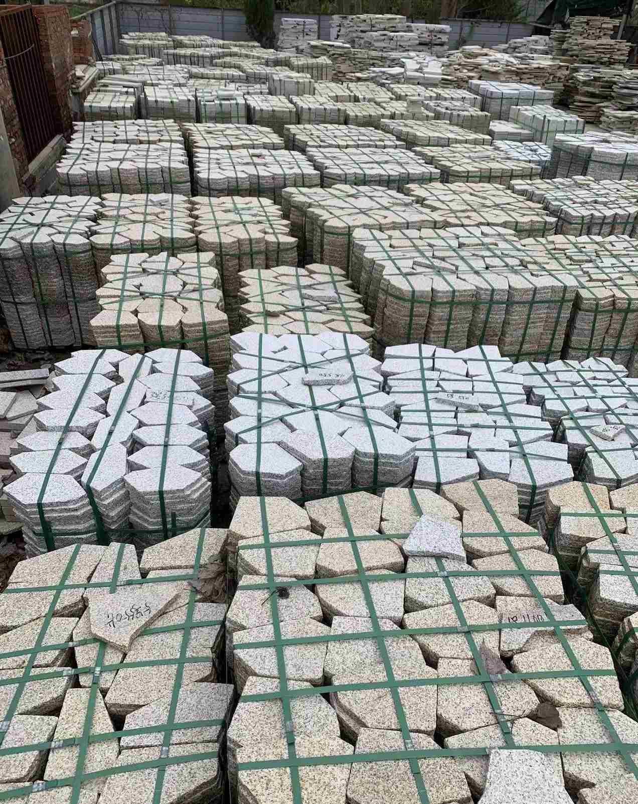 吴忠 黄金麻白麻花岗岩荔枝面地铺石(冰裂纹)