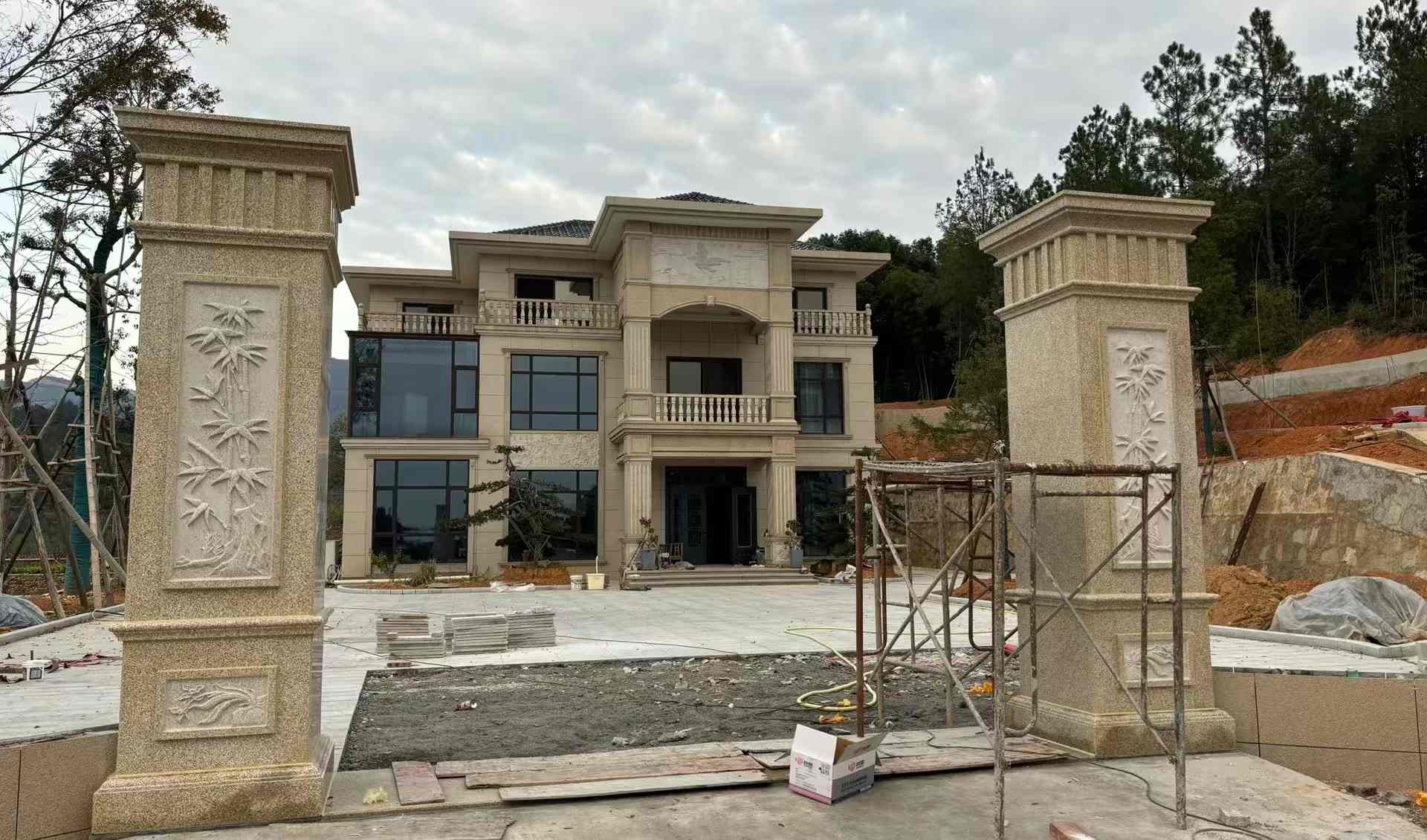 吴忠 黄金麻花岗岩别墅雕花外墙干挂配上门口雕花罗马柱