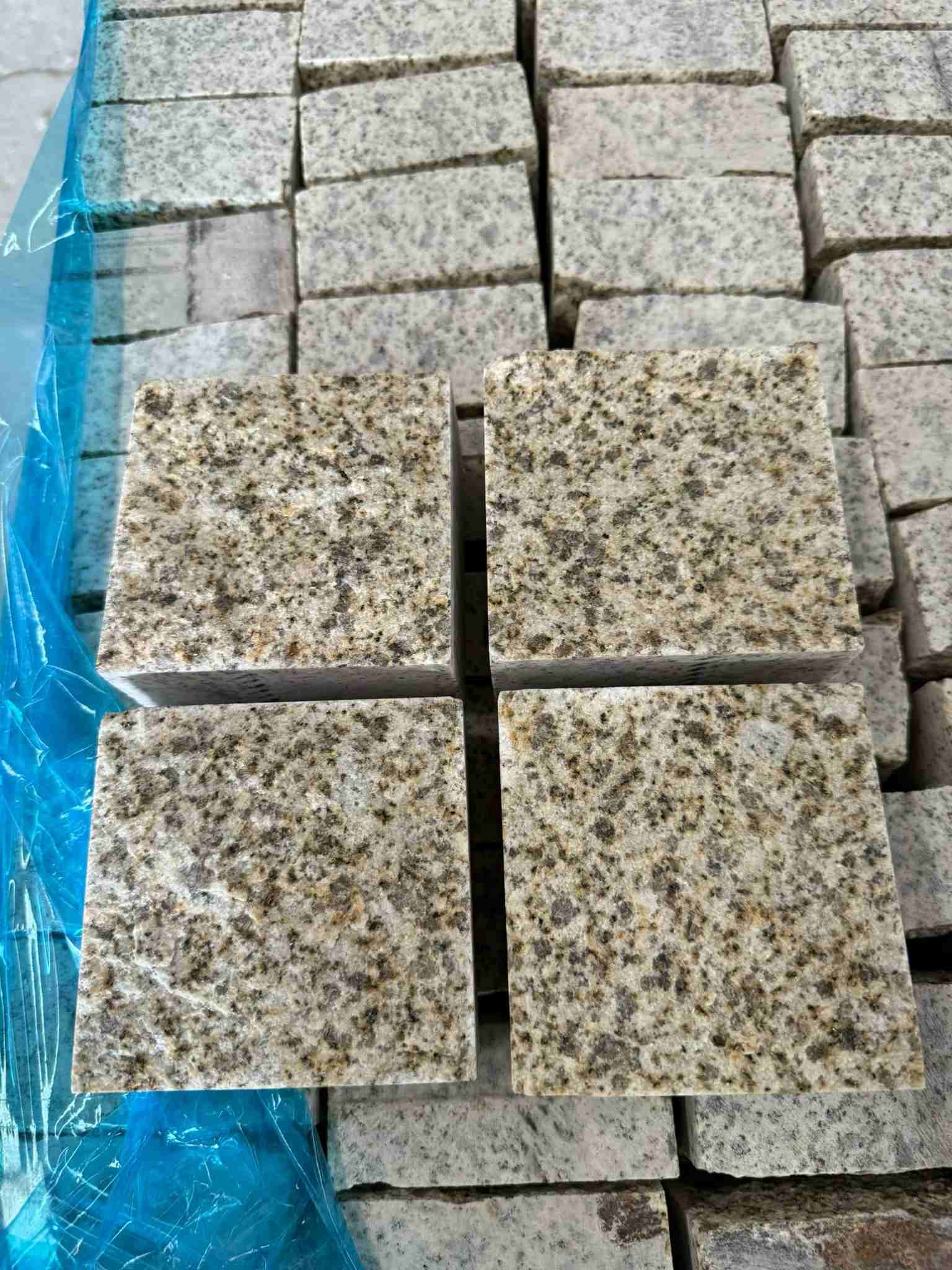 吴忠 黄金麻花岗岩自然面小方块，弹石，马蹄石等