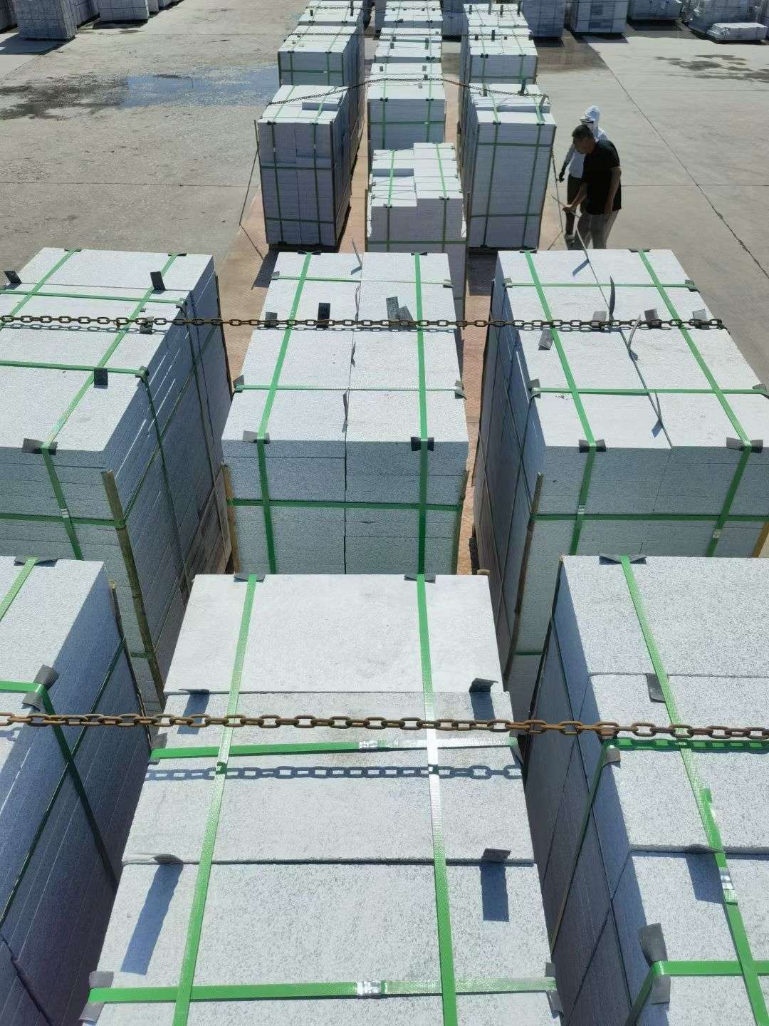 吴忠 芝麻白花岗岩5公分地铺石 花岗岩厂家工厂装车日常