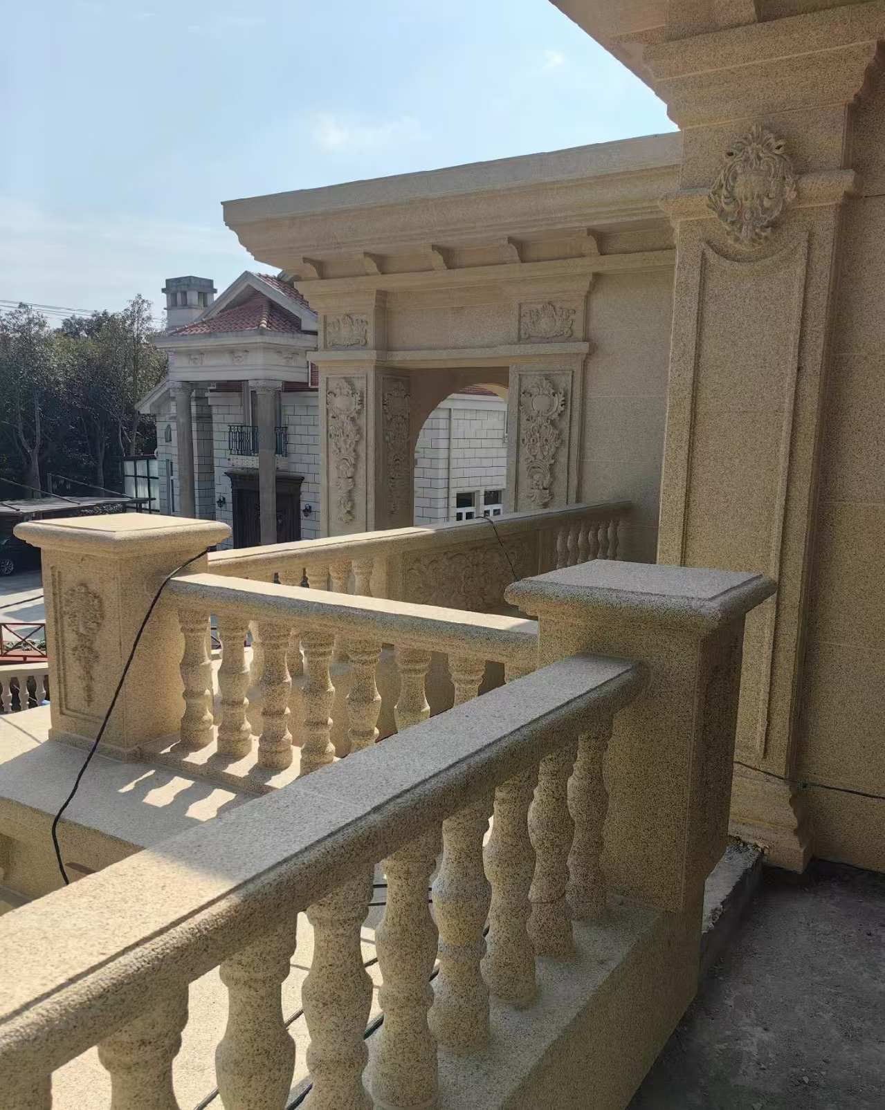 吴忠 黄金麻别墅外墙干挂雕花配合阳台栏杆花瓶柱