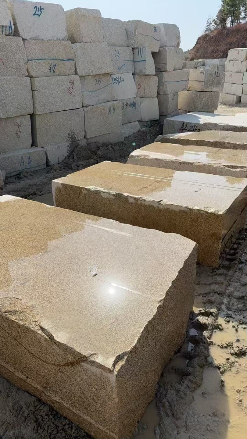 吴忠 黄金麻方料堆场洗料分选中，原材料充足