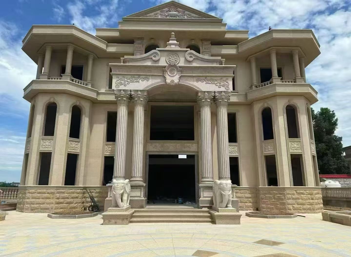 吴忠 黄金麻别墅外墙干挂，大柱，大象，蘑菇石，雕花板