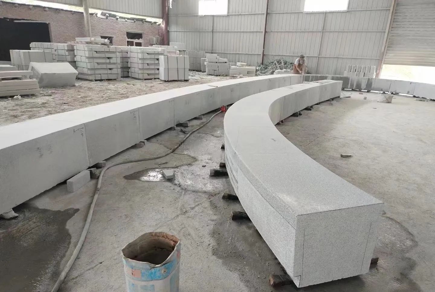 吴忠芝麻白花岗岩石板材 园林光面弧形坐凳