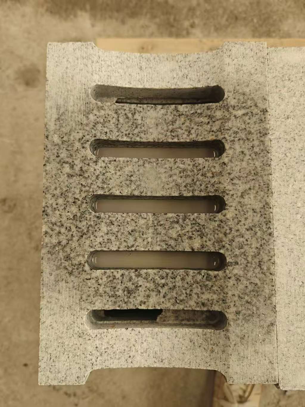 吴忠 芝麻白拉丝面花岗岩U型开槽排水槽